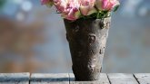 Holger Klassen Vase mit rauer Oberfläche und Tulpen von Holger Klassen