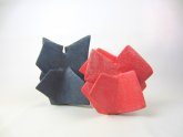 Sabine Martin Duo Keramikobjekte, Blau und Rot von Sabine Martin