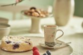 Anlina Penninger Keramikgedeck mit Kuchen von Alina Penninger