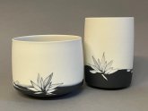 Martina Sigmund-Servetti Duo Becher schwarz, weiß Blattornament von Martina Sigmund-Servetti