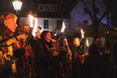 Künstler des Mittelalterlichen Markts zur Weihnachtszeit mit Fackeln