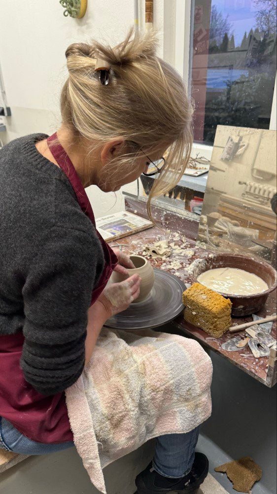 Elke Eder-Eich in ihrem Atelier mit Keramik