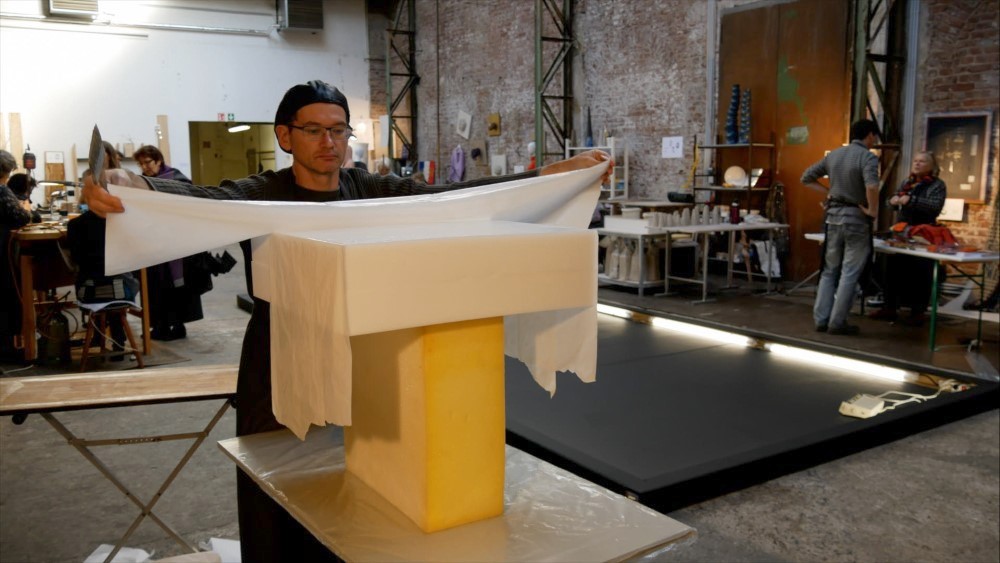 Frank Oehlmann mit seinen Papierarbeiten