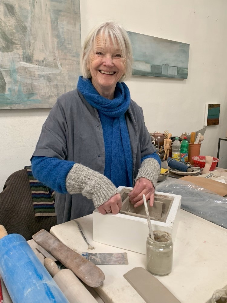 Karin Dornbusch in ihrem Atelier mit Keramik
