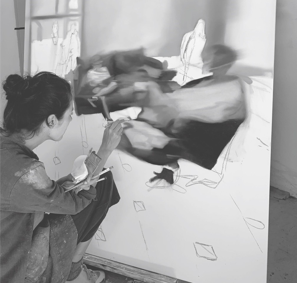 Katja Zander arbeitet an einem Bild