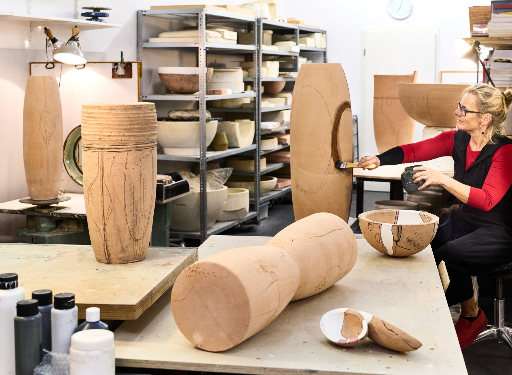 Ines Rother arbeitet an Keramik