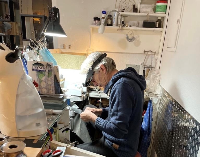 Maniatis bearbeitet Schmuck im Atelier