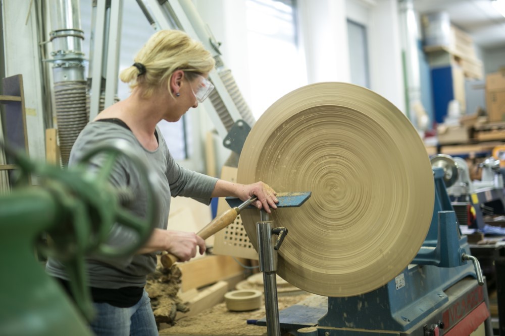 Elke Hirsch an der Holzdrehbank