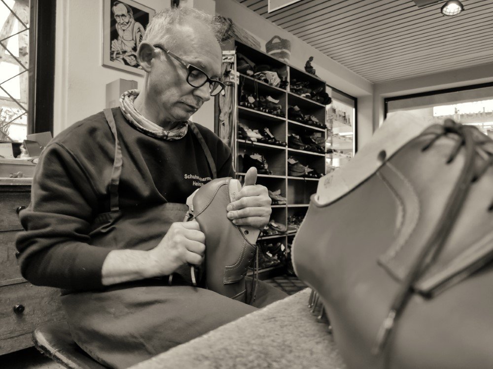 Heinz Becker in seiner Werkstatt