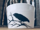 Weiße Keramik mit Ast und Vogel in Schwarz von Jule Grade