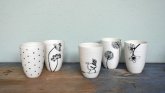 Keramikbecher mit verschiedenen Design in Schwarz Weiß von Julia Winter