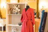 Perlenkette 1 Korallenrotes Kleid auf Kleiderbüste