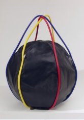 Design-Tasche schwarz mit farbigen Henkeln von Friedrich Rippmann