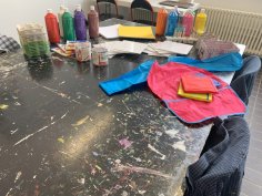 Tisch mit Farben und Stoffen