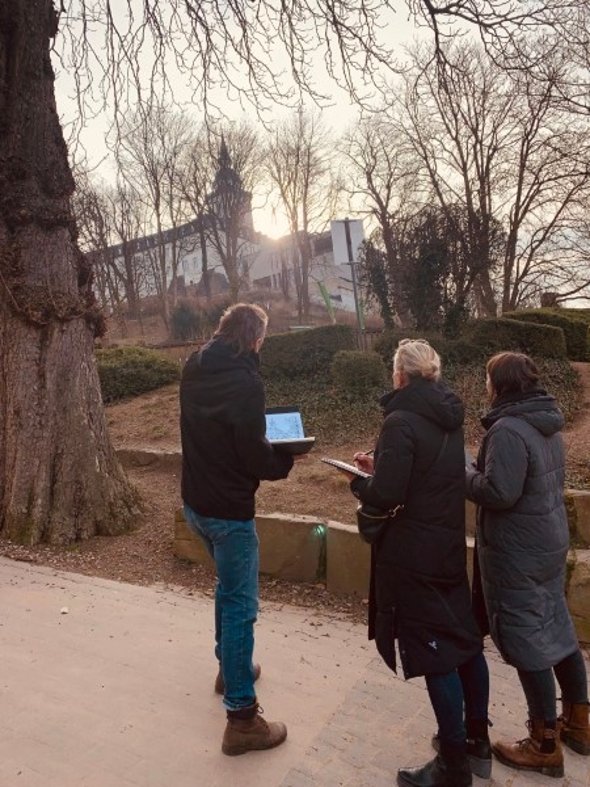 Sketch and Walk, Künstler mit zwei Gästen