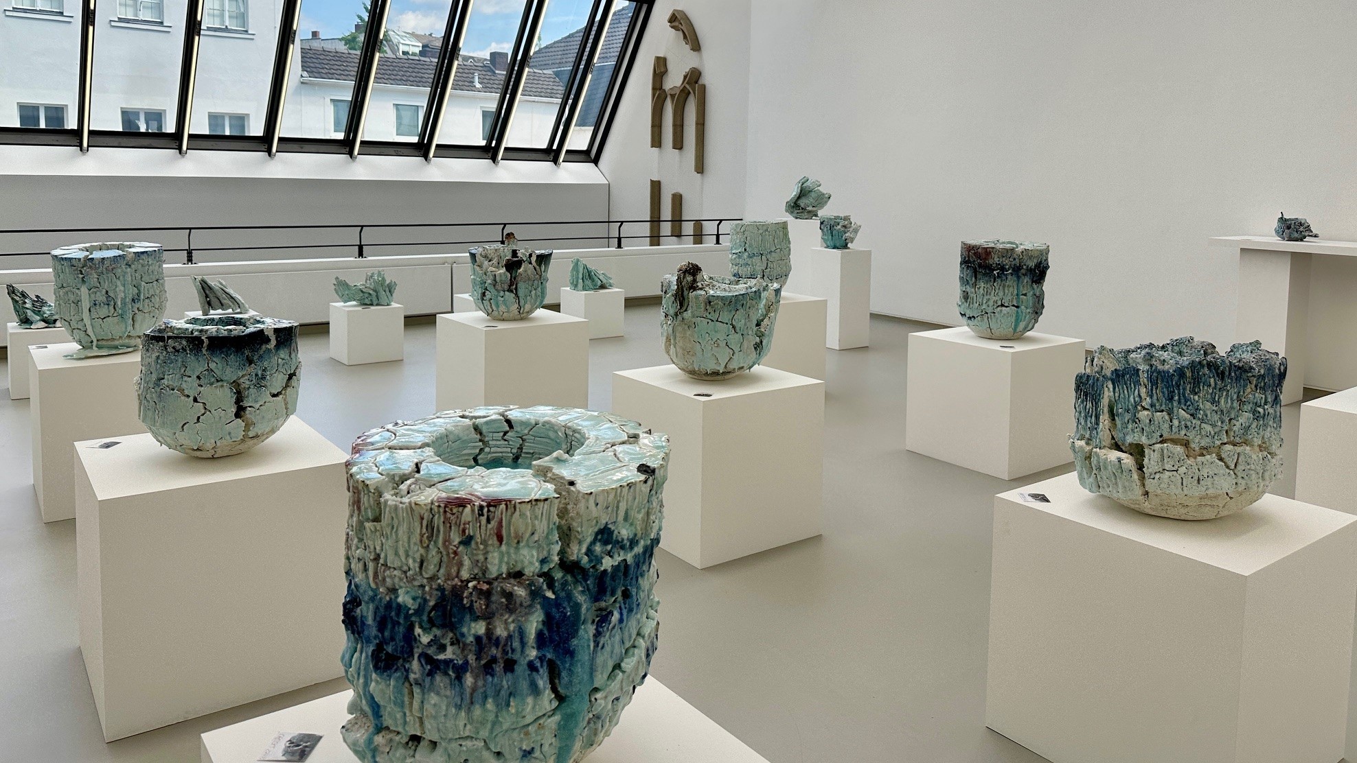 Ausstellungsraum mit diversen Keramiken von Benoit Pouplard.