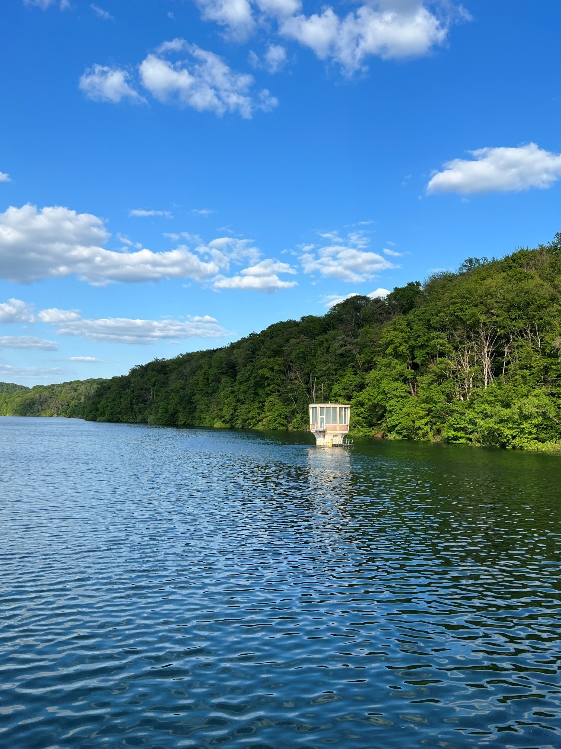 Ansicht auf das Wasser der Wahnbachtalsperre