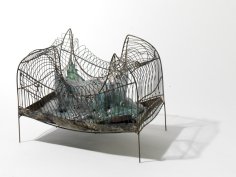 ein Drahtgeflecht in dem sich Keramikteller befinden 