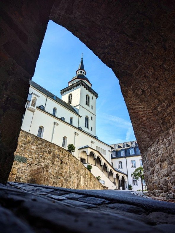 Blick auf die Abtei durch den Durchgang