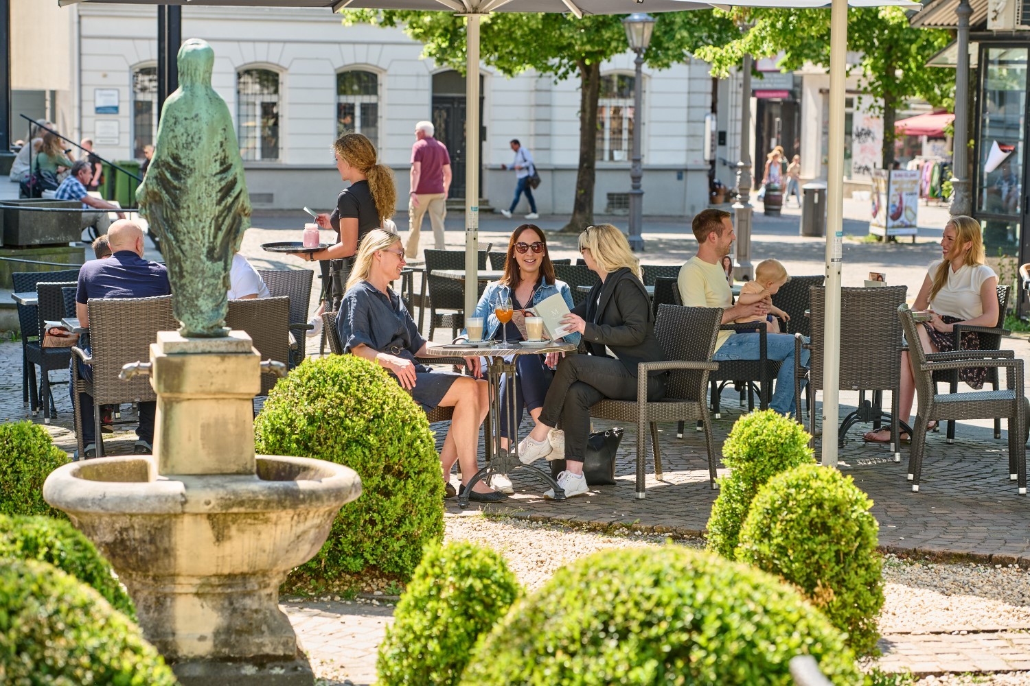 Besucher in einem Cafe auf dem Marktplatz Besucher in einem Cafe auf dem Marktplatz