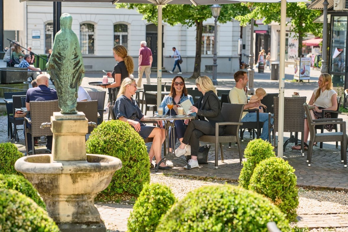 Besucher in einem Cafe auf dem Marktplatz Besucher in einem Cafe auf dem Marktplatz