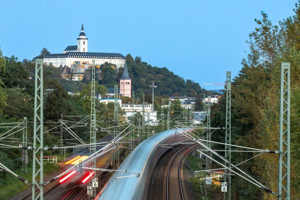 Bahnhof Siegburg mit ICE Bahngleise mit Abtei im Hintergrund