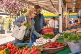 Personen an einem Marktstand