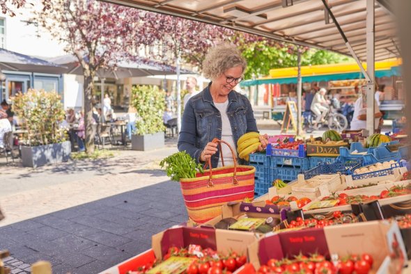 Person an einem Marktstand Person an einem Marktstand