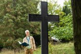 Bertrand Stern auf dem alten Friedhof