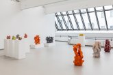 Ein großer Ausstellungsraum mit Keramikobjekten von Martin Bodilsen Kaldahl 